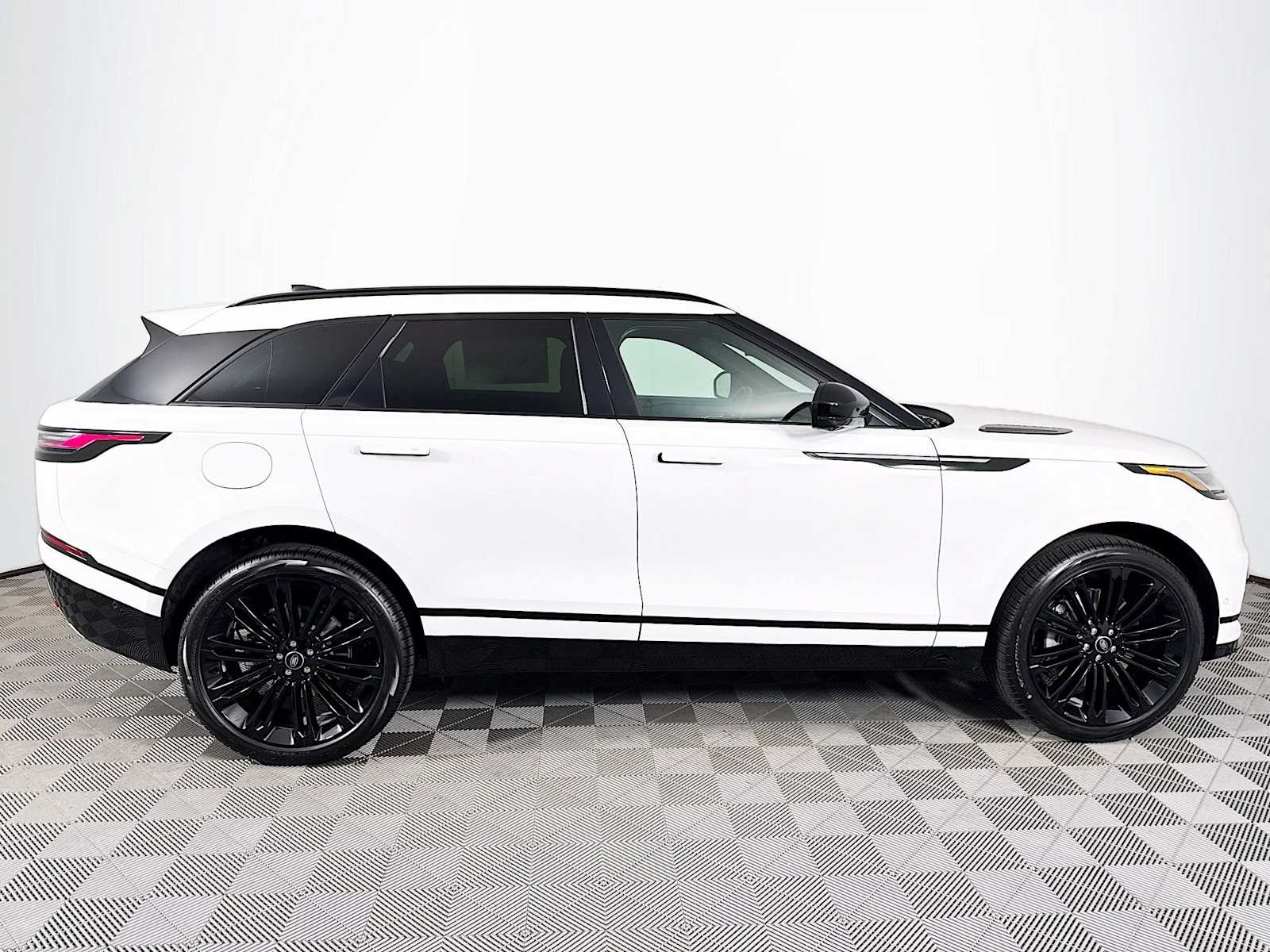 2026 Land Rover Range Rover Velar SE photo 4