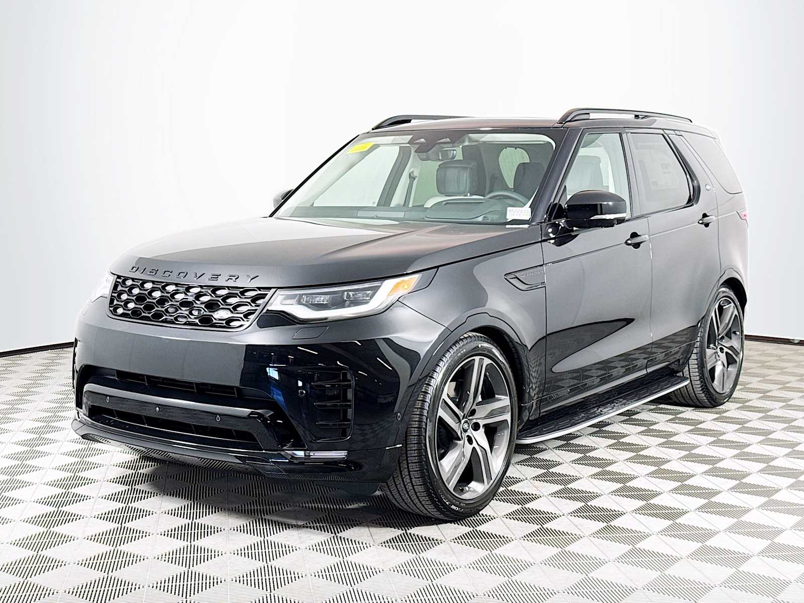 2026 Land Rover Discovery P300 Dynamic SE's photo