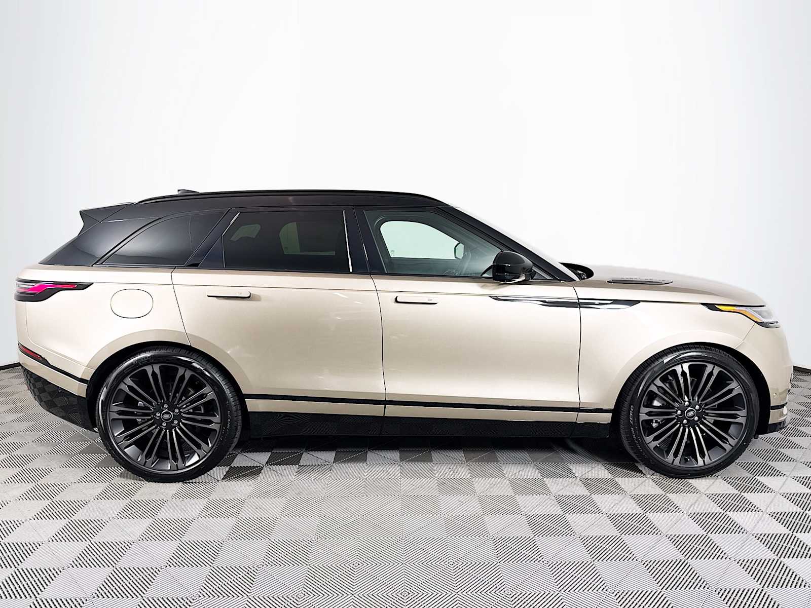 2026 Land Rover Range Rover Velar SE photo 4