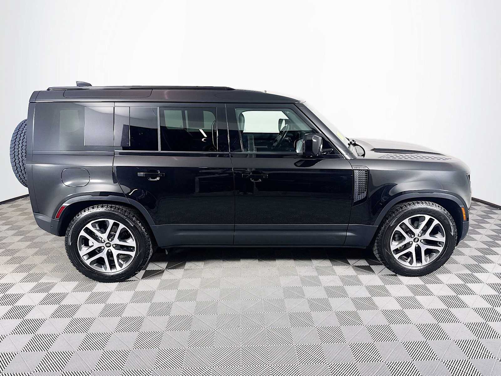 2025 Land Rover Defender 110 S photo 4