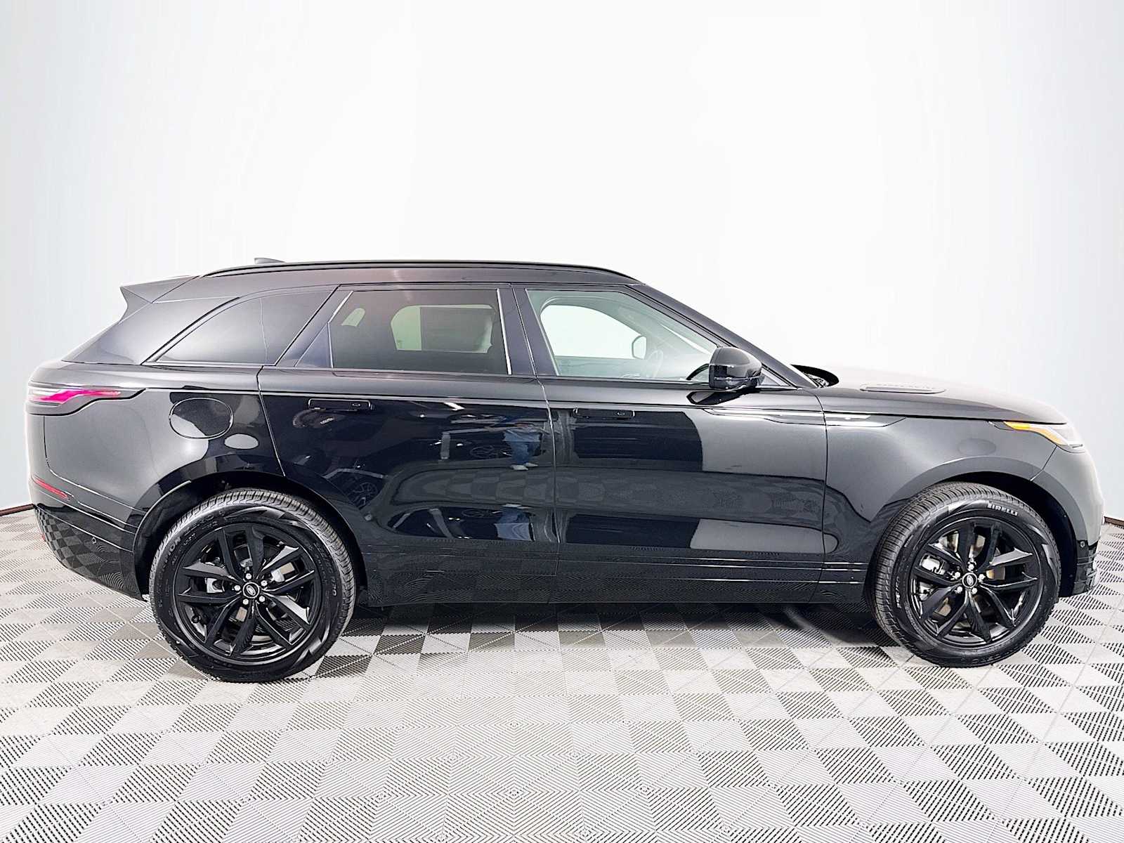 2026 Land Rover Range Rover Velar SE photo 4