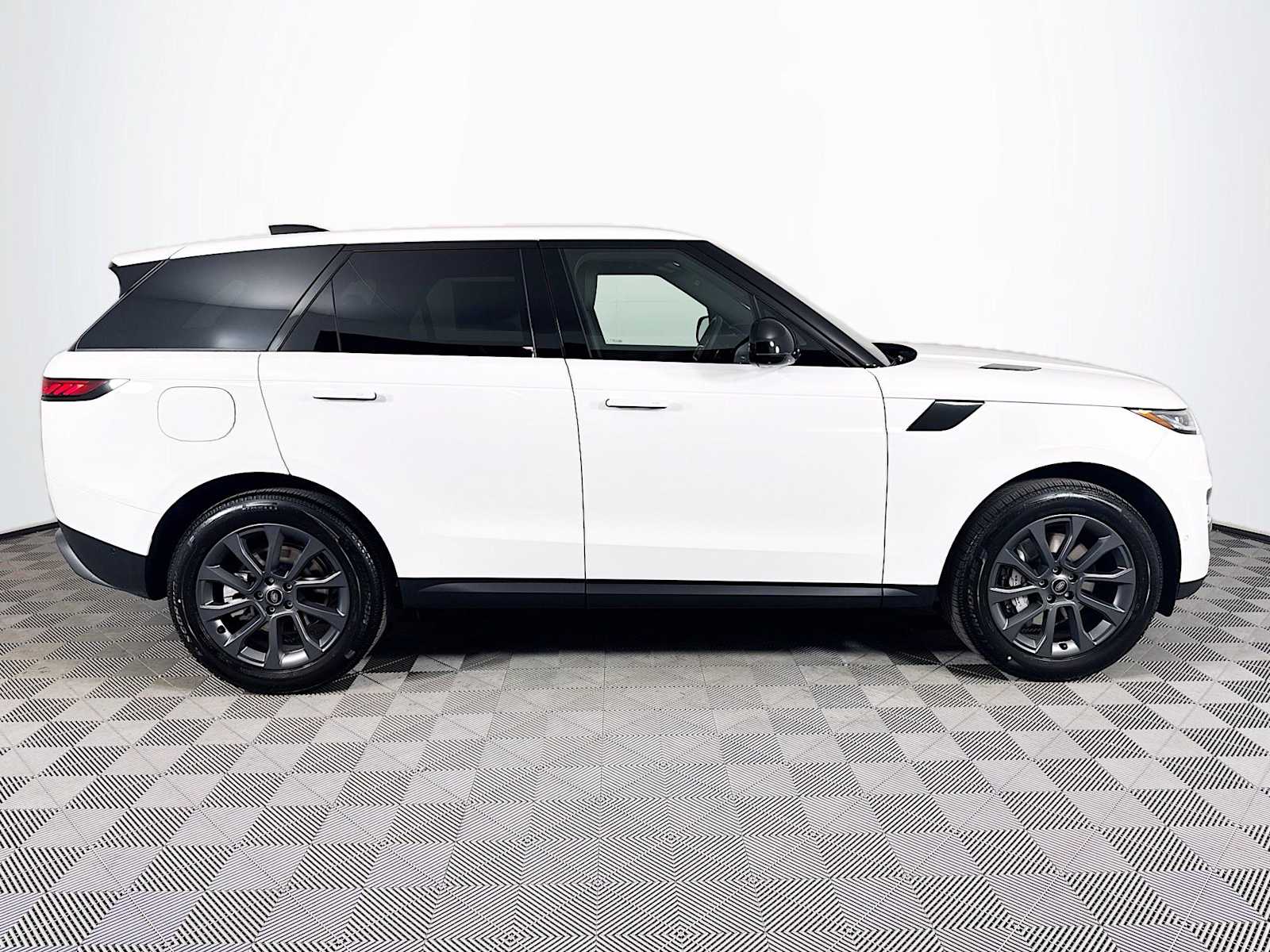 2025 Land Rover Range Rover Sport P360 S photo 2