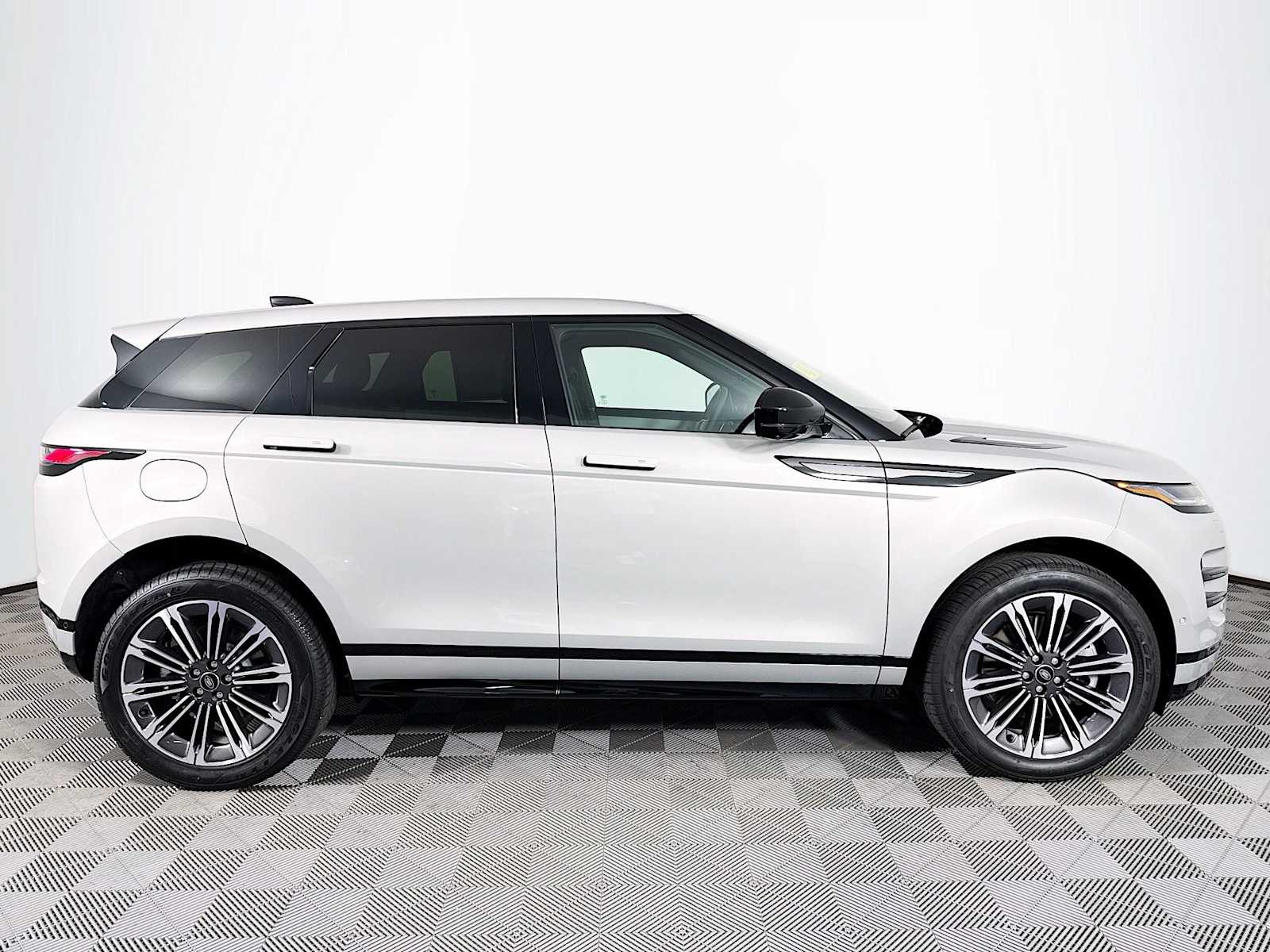 2026 Land Rover Range Rover Evoque Dynamic SE photo 4