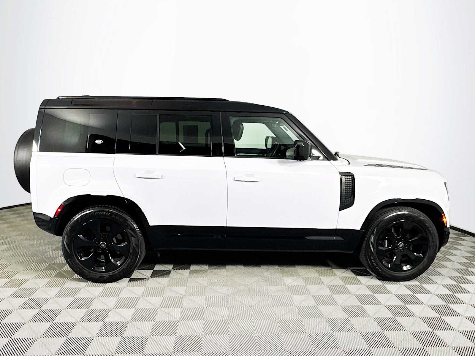 2023 Land Rover Defender 110 X-Dynamic SE photo 4