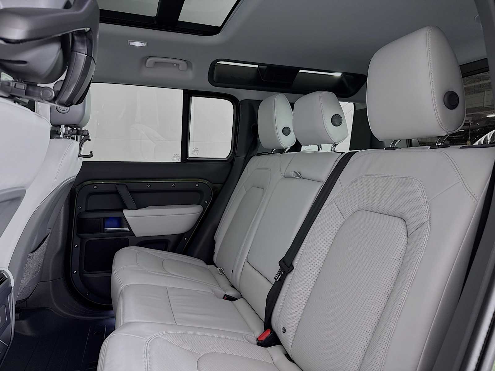 2026 Land Rover Defender X-Dynamic SE - Photo 21