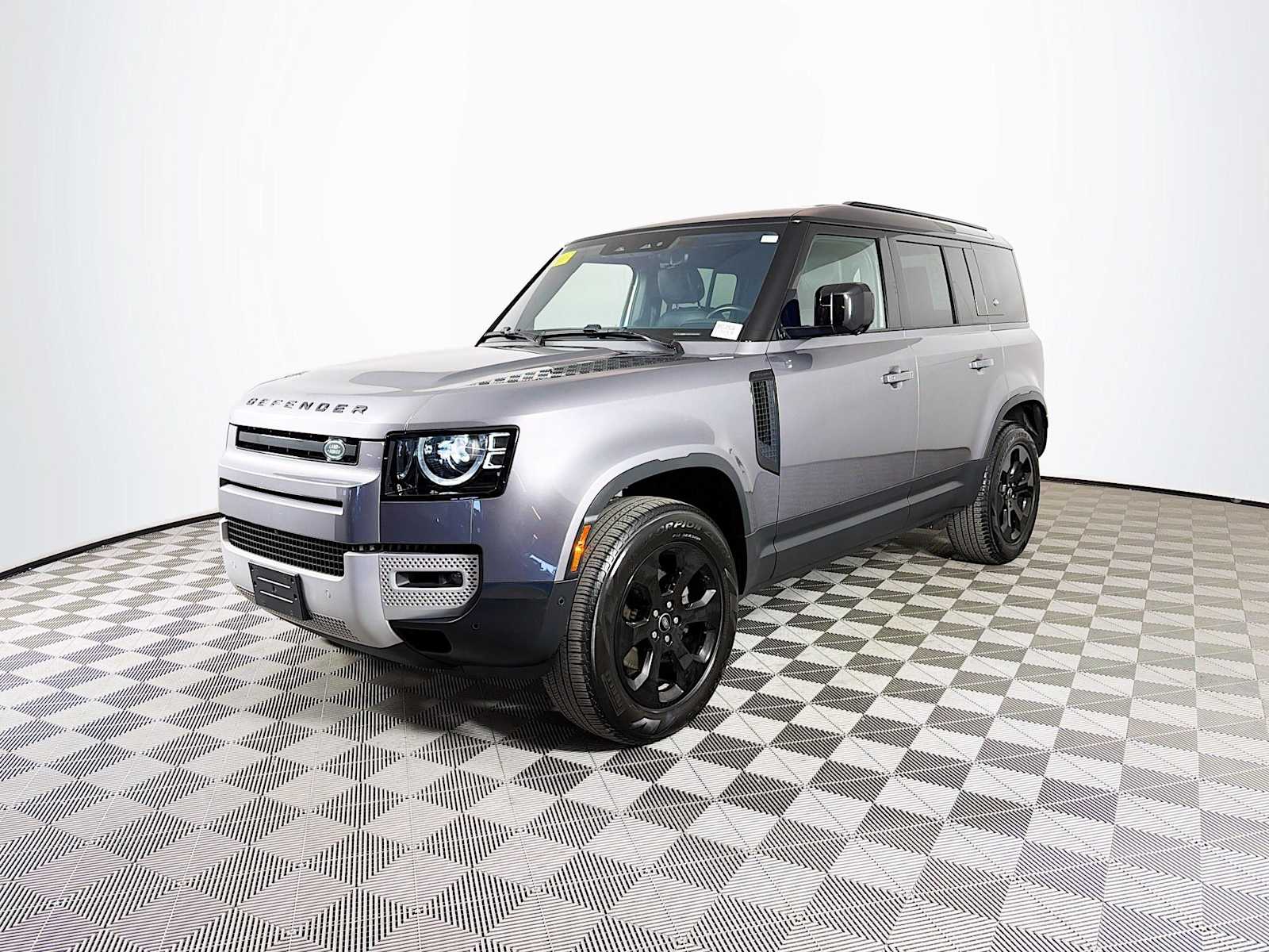2022 Land Rover Defender S's photo