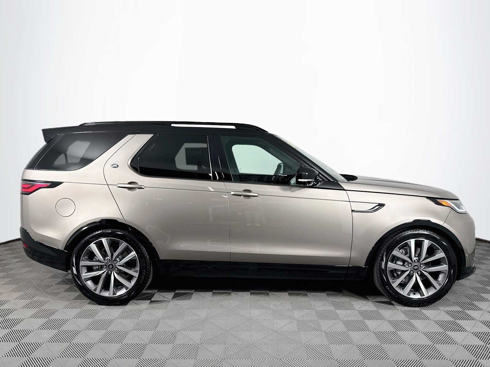 New 2026 Land Rover Discovery Dynamic SE SUV