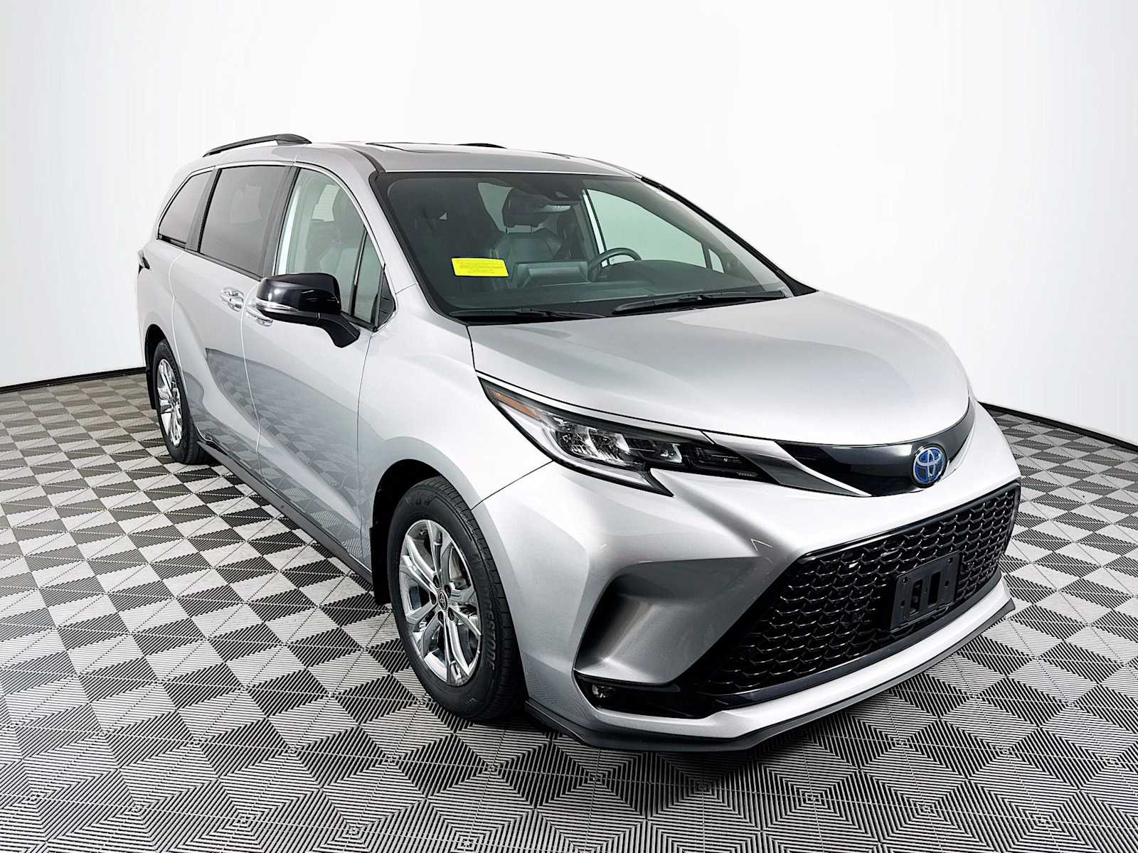 2023 Toyota Sienna XSE photo 3