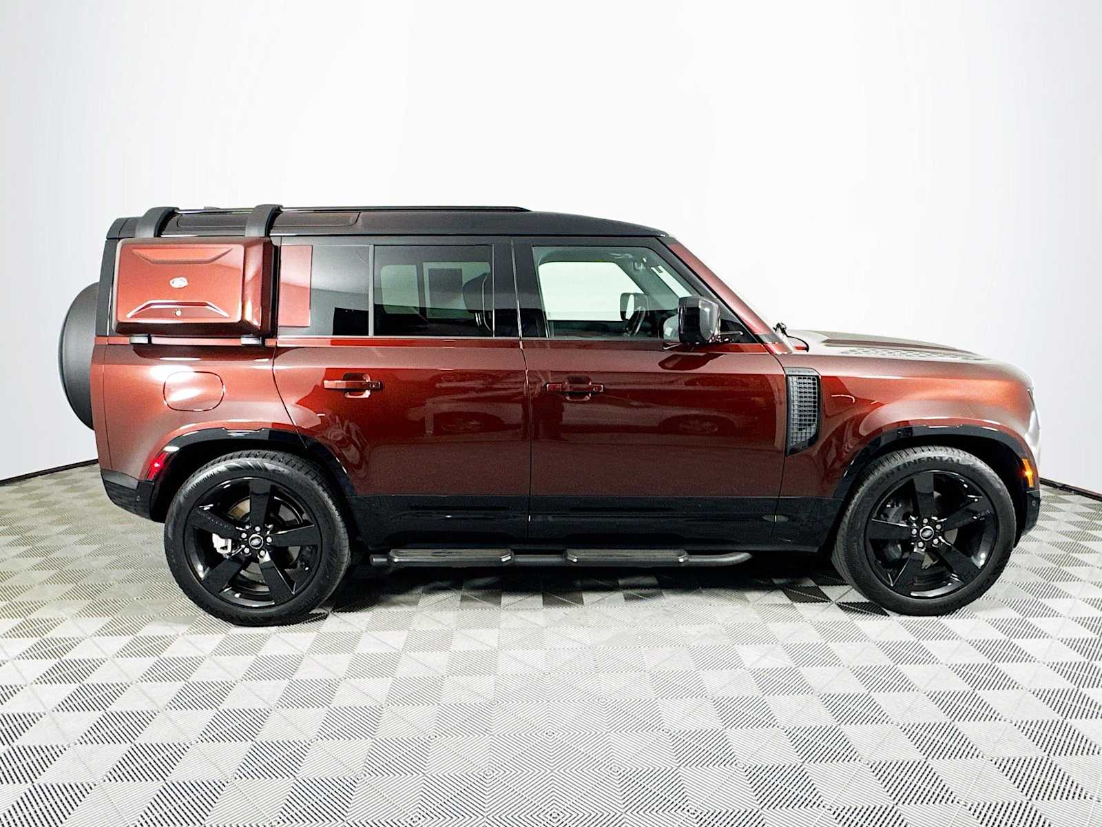 2025 Land Rover Defender 110 Sedona Red photo 4