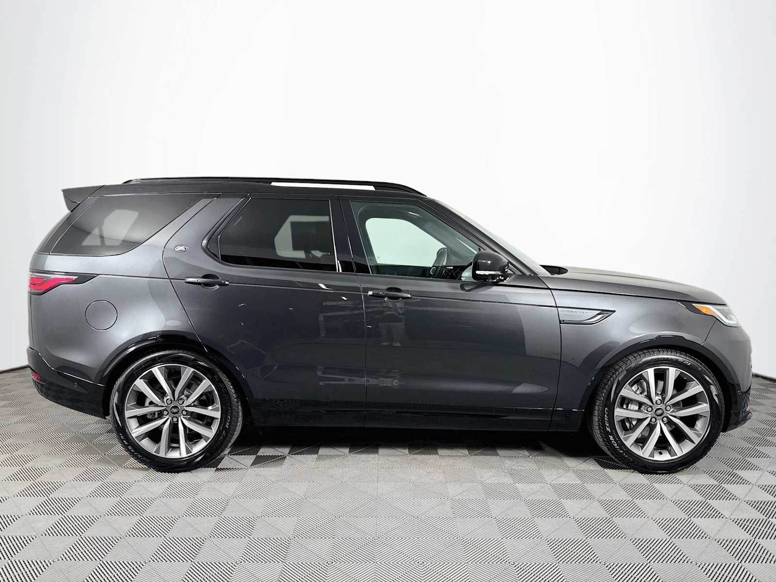 New 2026 Land Rover Discovery Dynamic SE SUV