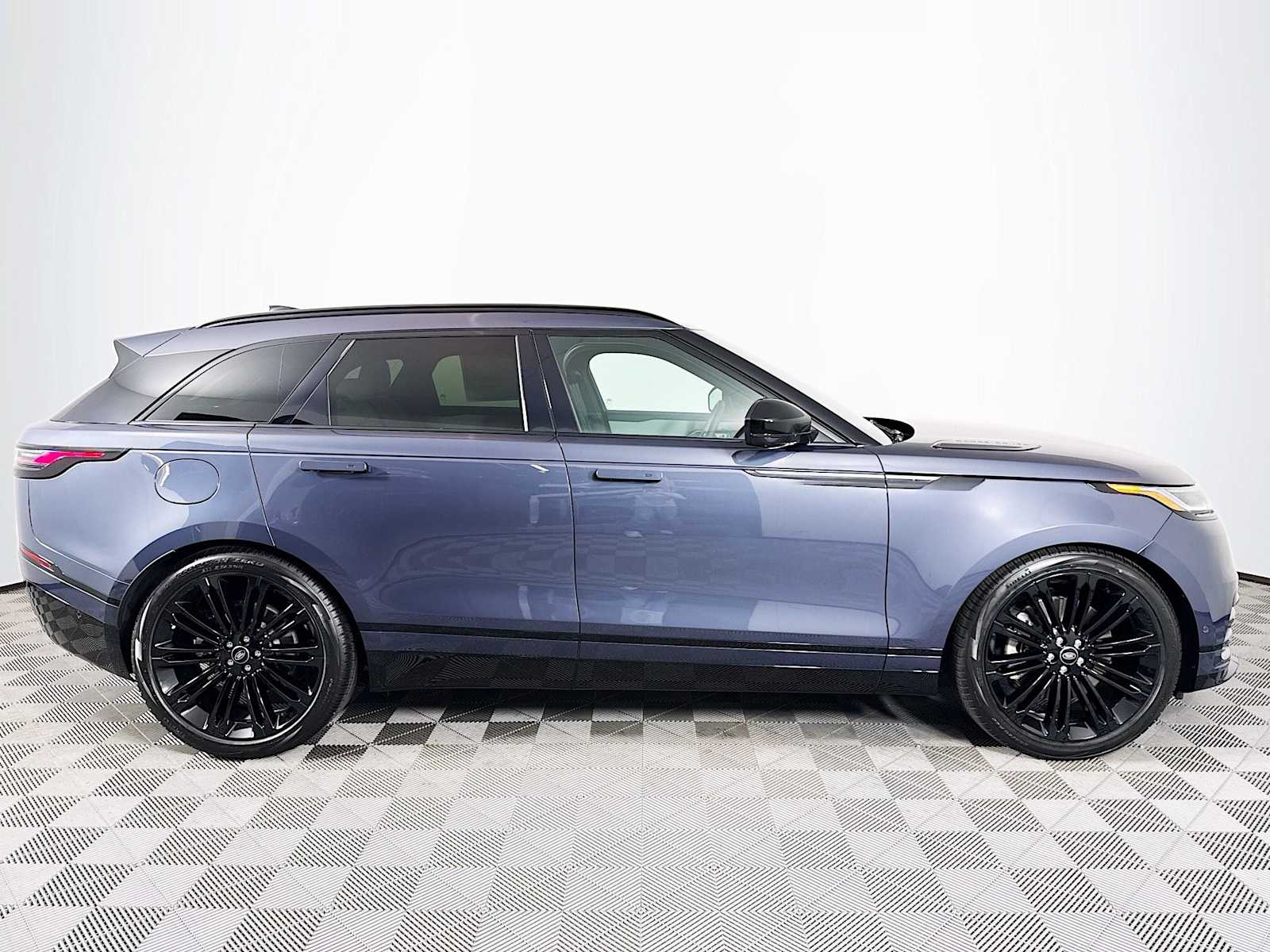 2026 Land Rover Range Rover Velar SE photo 4