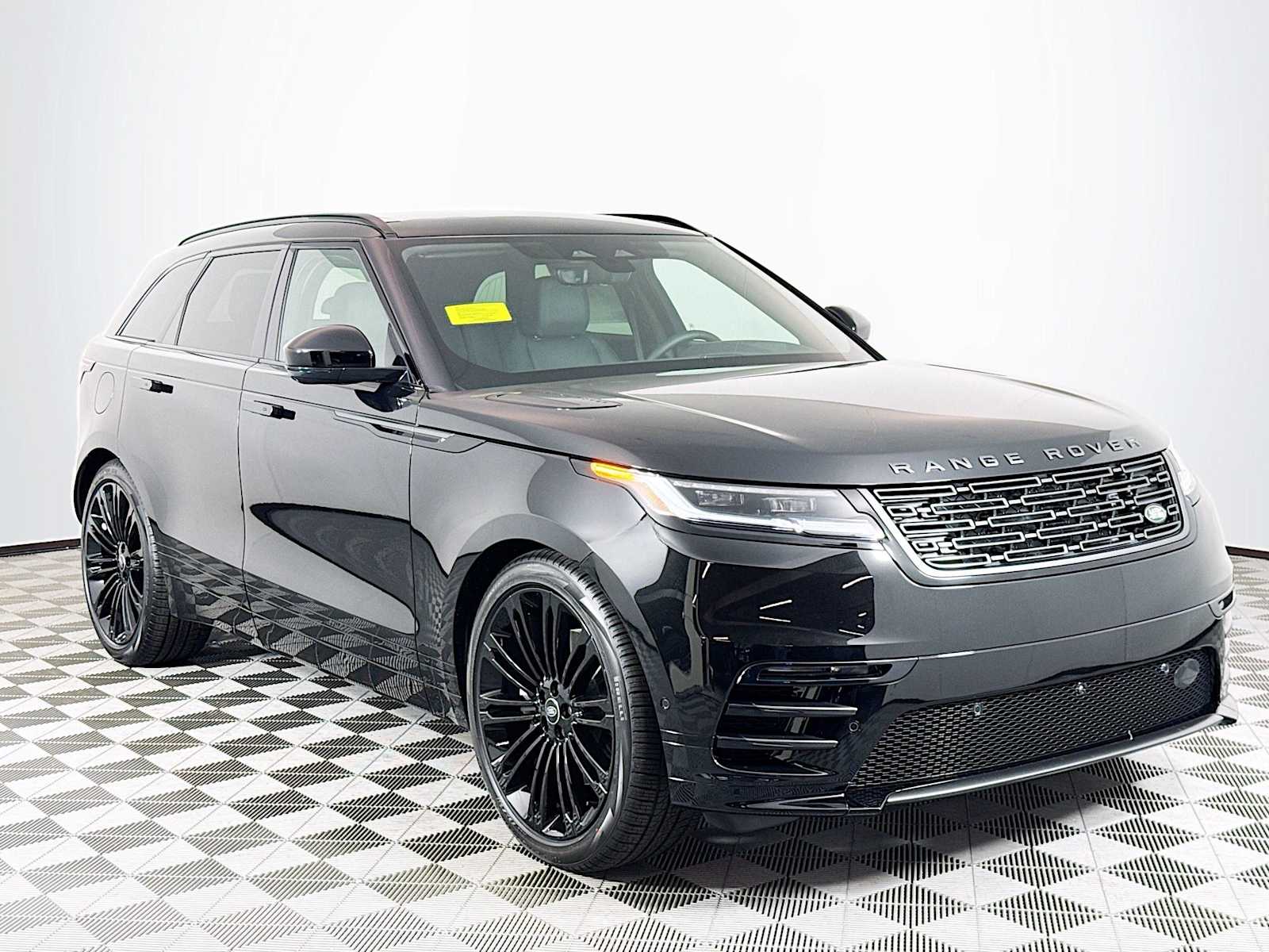 2026 Land Rover Range Rover Velar SE photo 4