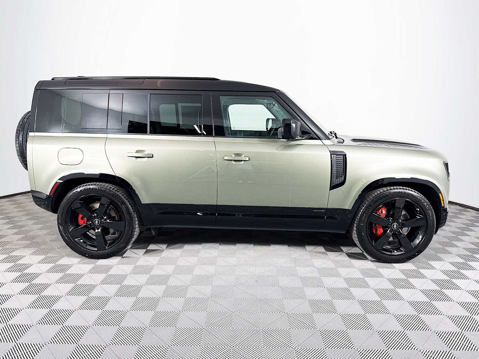 2025 Land Rover Defender 110 photo 4
