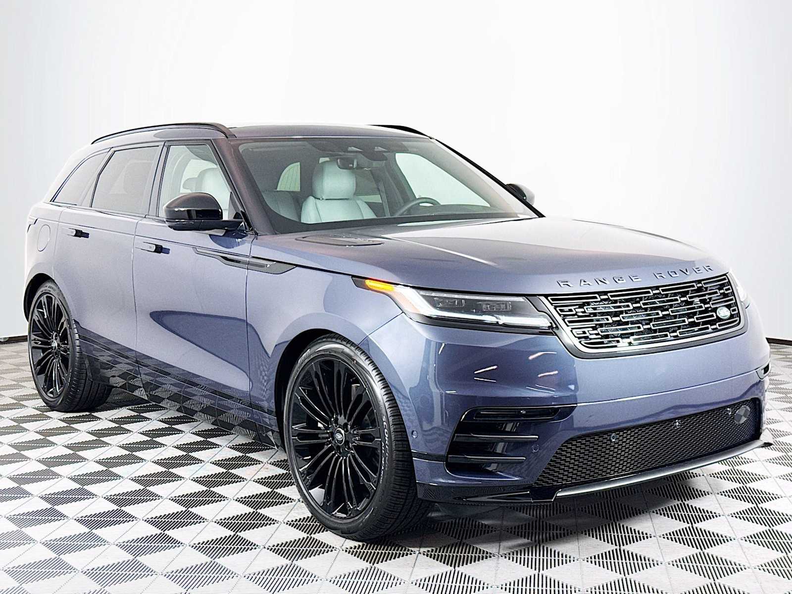 2026 Land Rover Range Rover Velar SE photo 3
