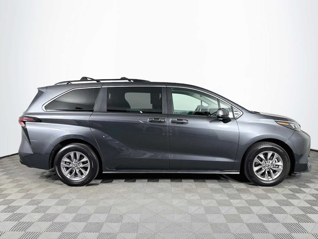 Used 2025 Toyota Sienna LE 8 Passenger Van Passenger Van