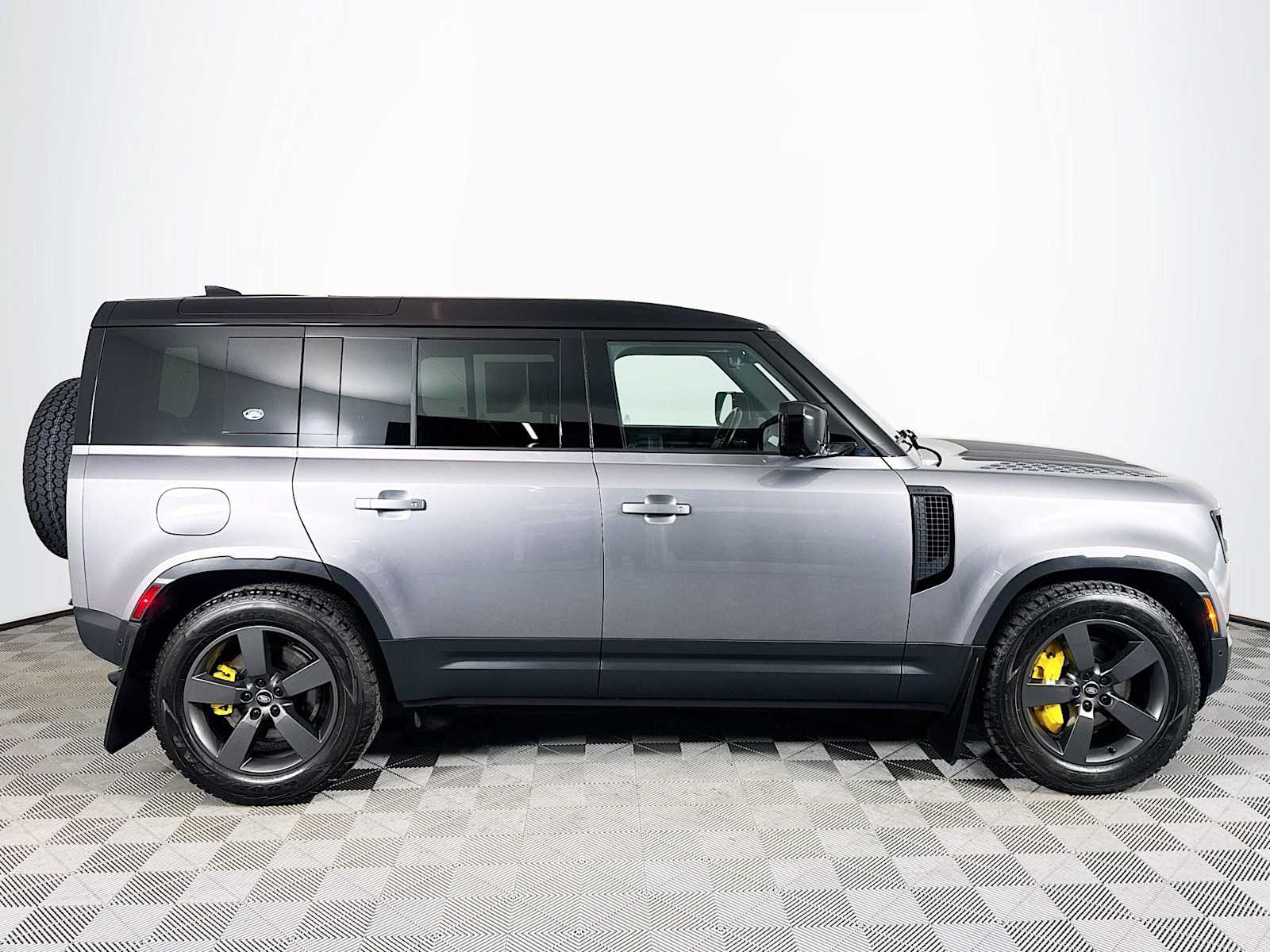 2024 Land Rover Defender 110 SE photo 4