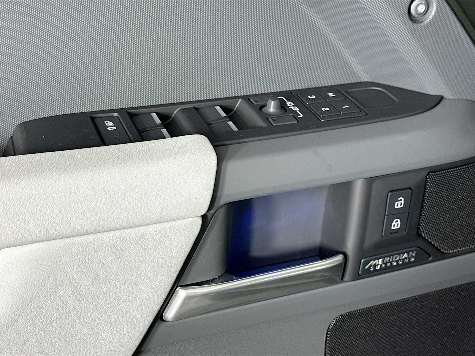2026 Land Rover Defender X-Dynamic SE - Photo 19