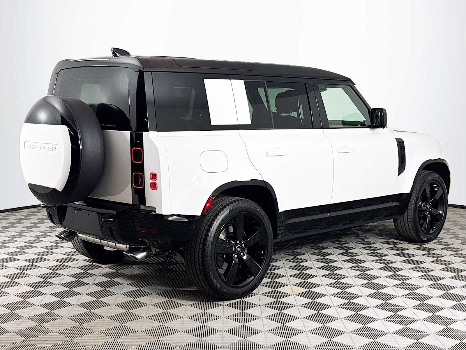 2025 Land Rover Defender 110 V8 photo 4