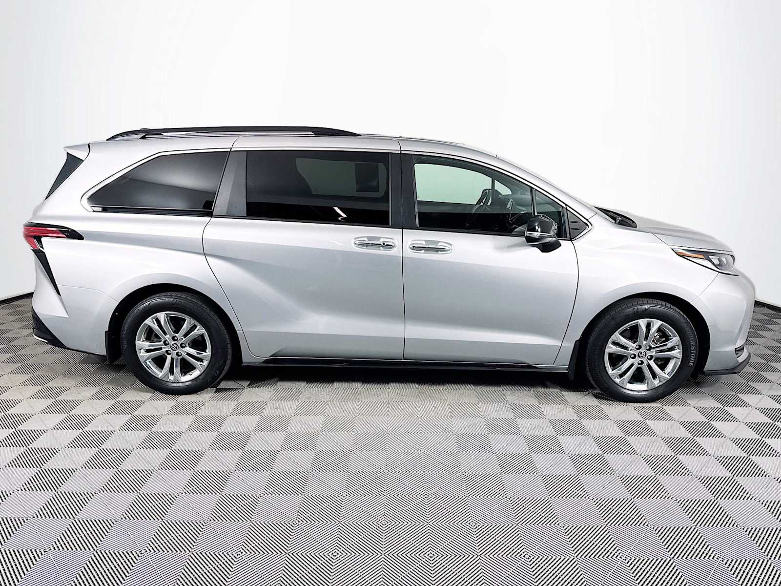 2023 Toyota Sienna XSE photo 4