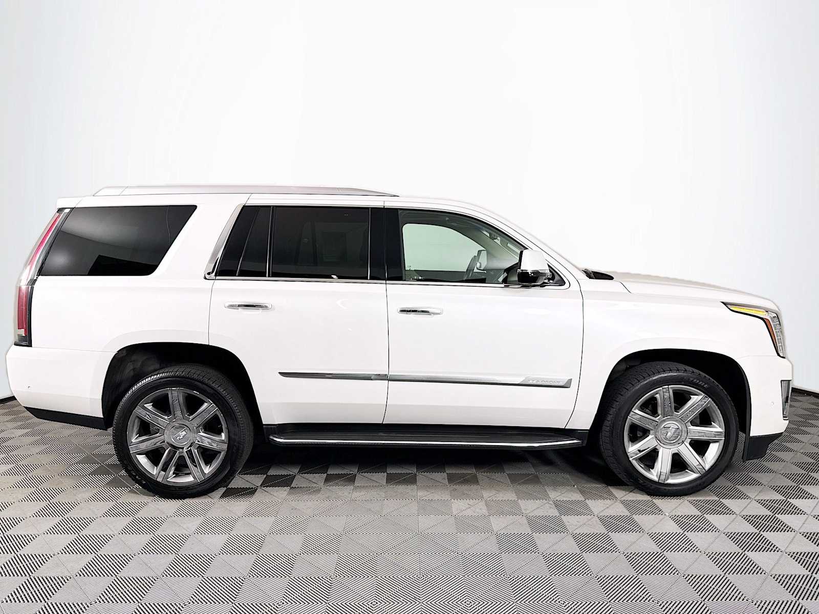 2018 Cadillac Escalade Luxury photo 2