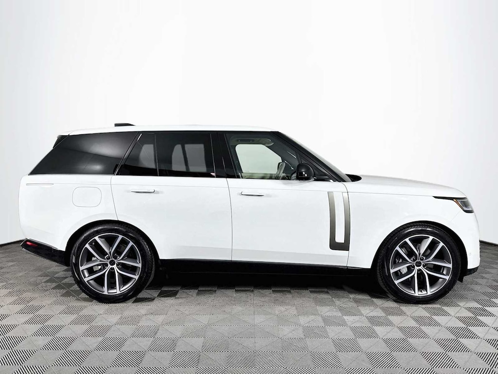 New 2026 Land Rover Range Rover SE SUV