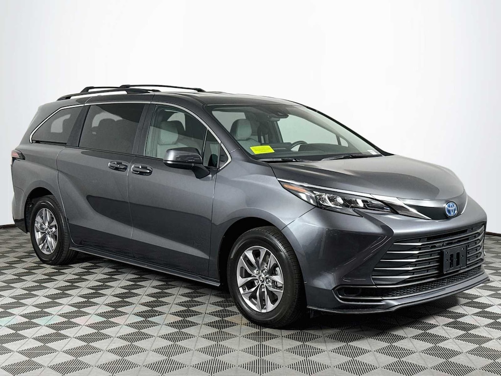 Used 2025 Toyota Sienna LE 8 Passenger Van Passenger Van