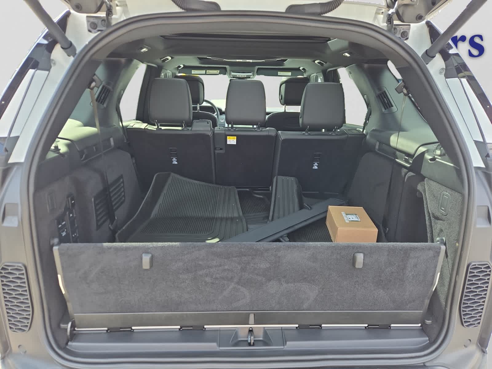 used 2025 Land Rover Discovery car, priced at $48,000