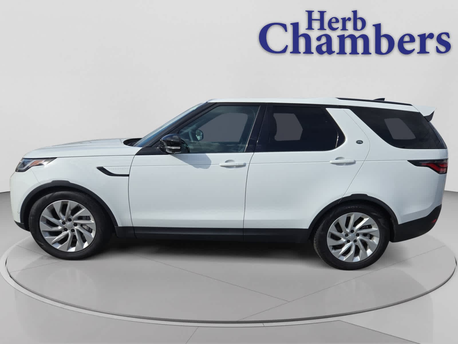 used 2025 Land Rover Discovery car, priced at $48,000