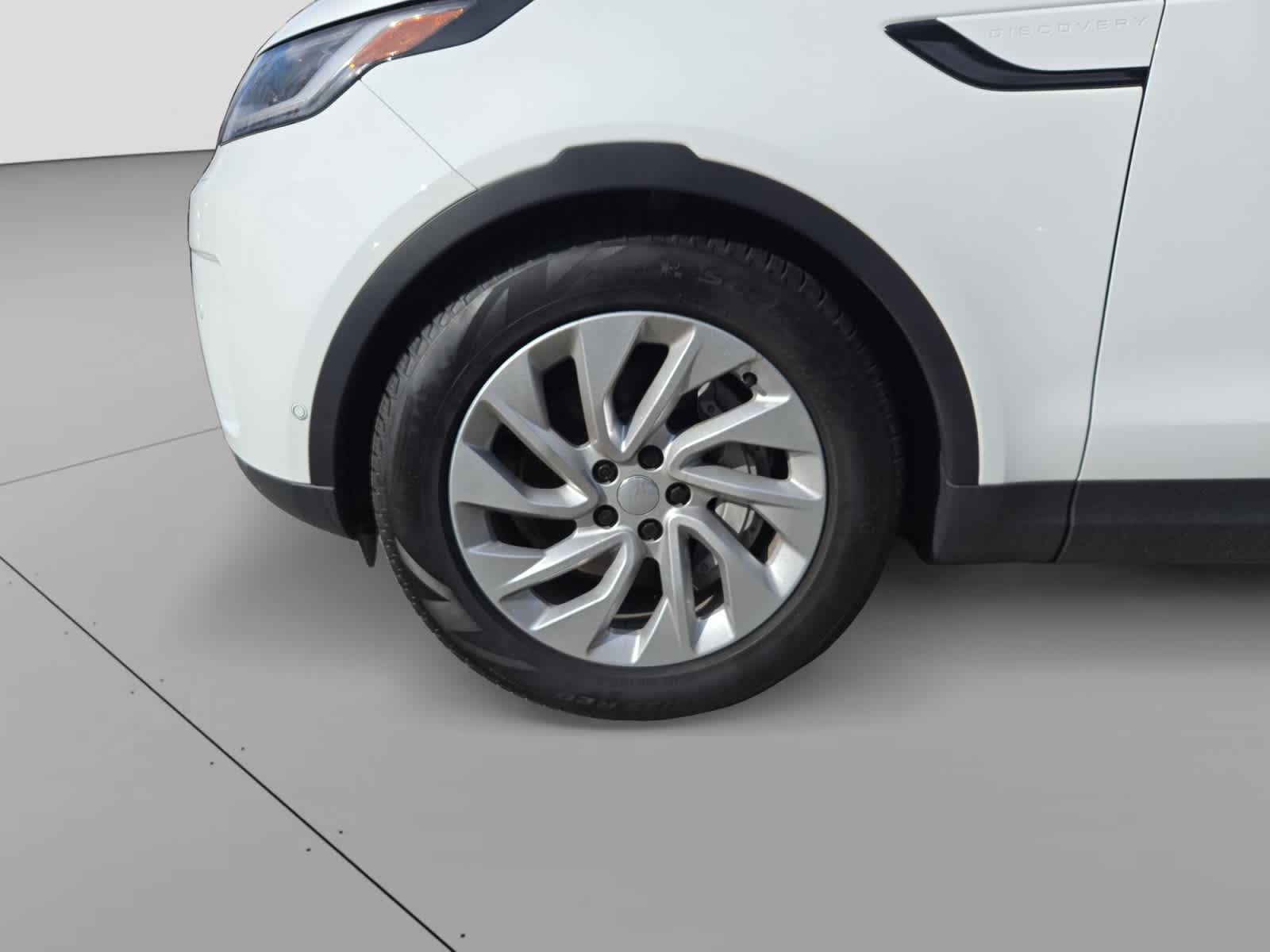 used 2025 Land Rover Discovery car, priced at $48,000