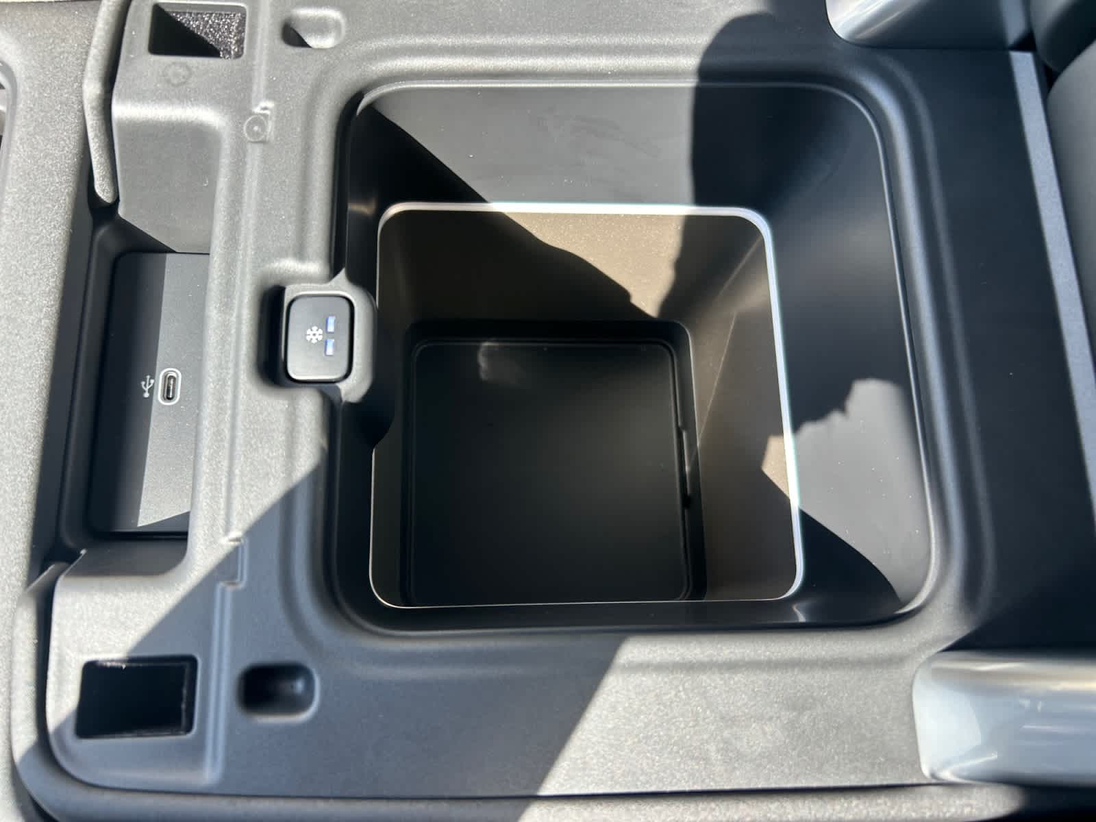 new 2026 Land Rover Discovery car, priced at $79,671