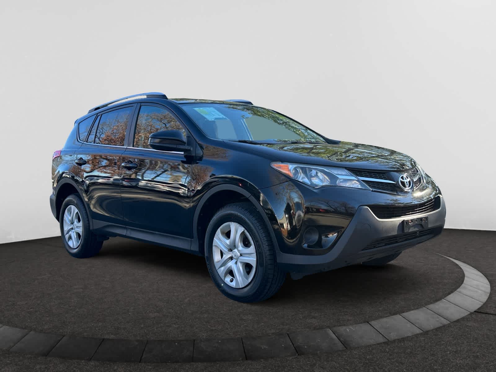 2015 Toyota RAV4 LE photo 2