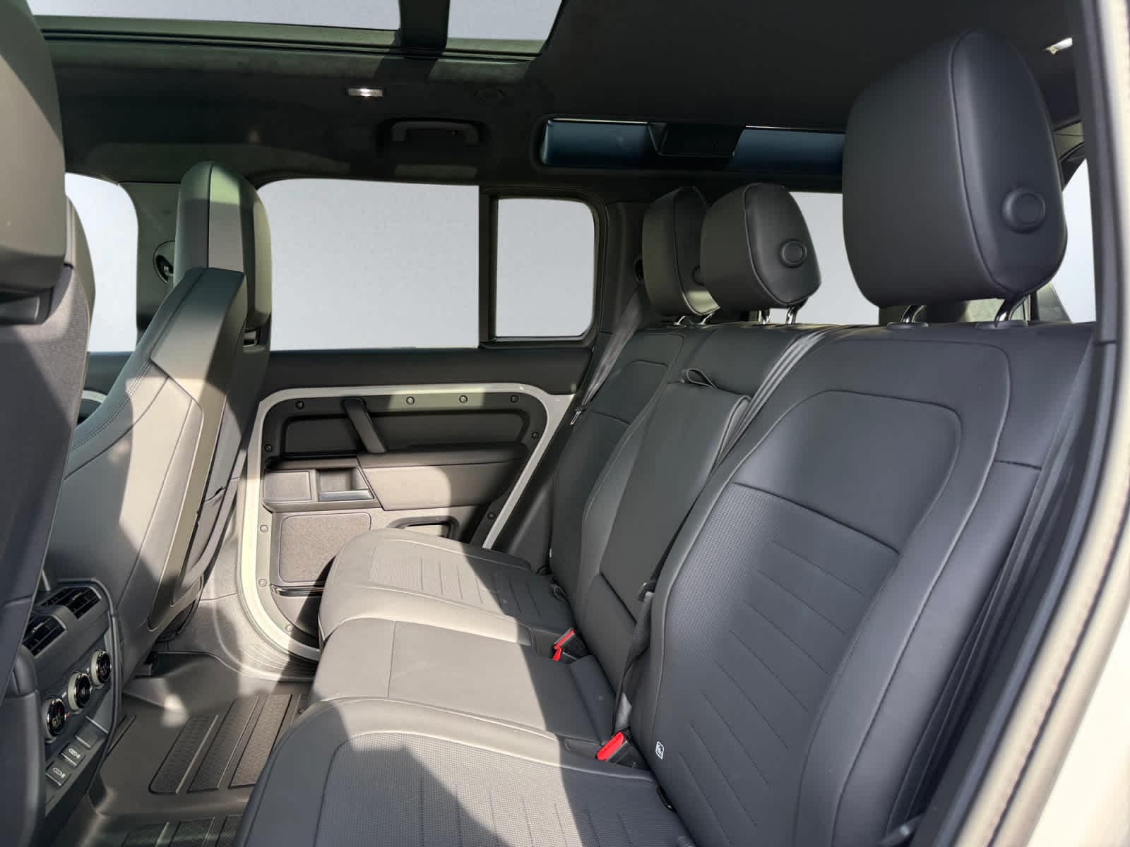 2026 Land Rover Defender OCTA - Photo 18