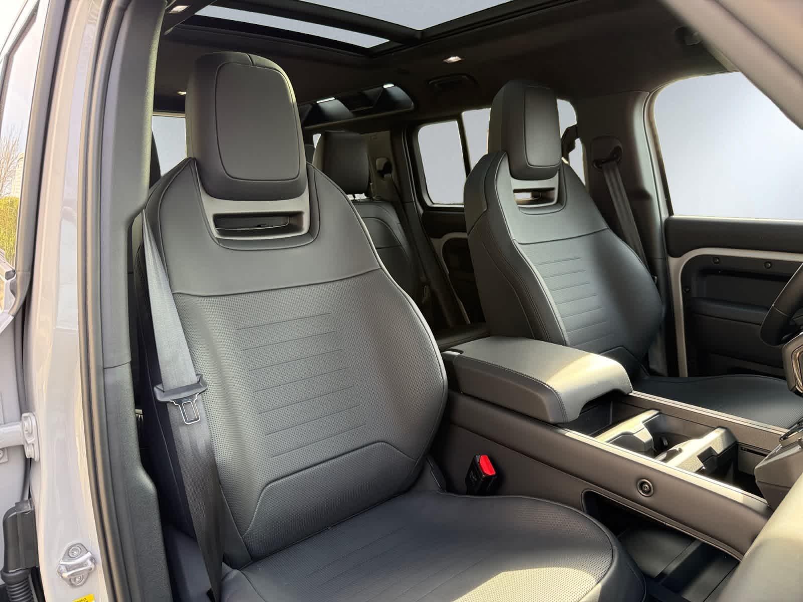 2026 Land Rover Defender OCTA - Photo 8