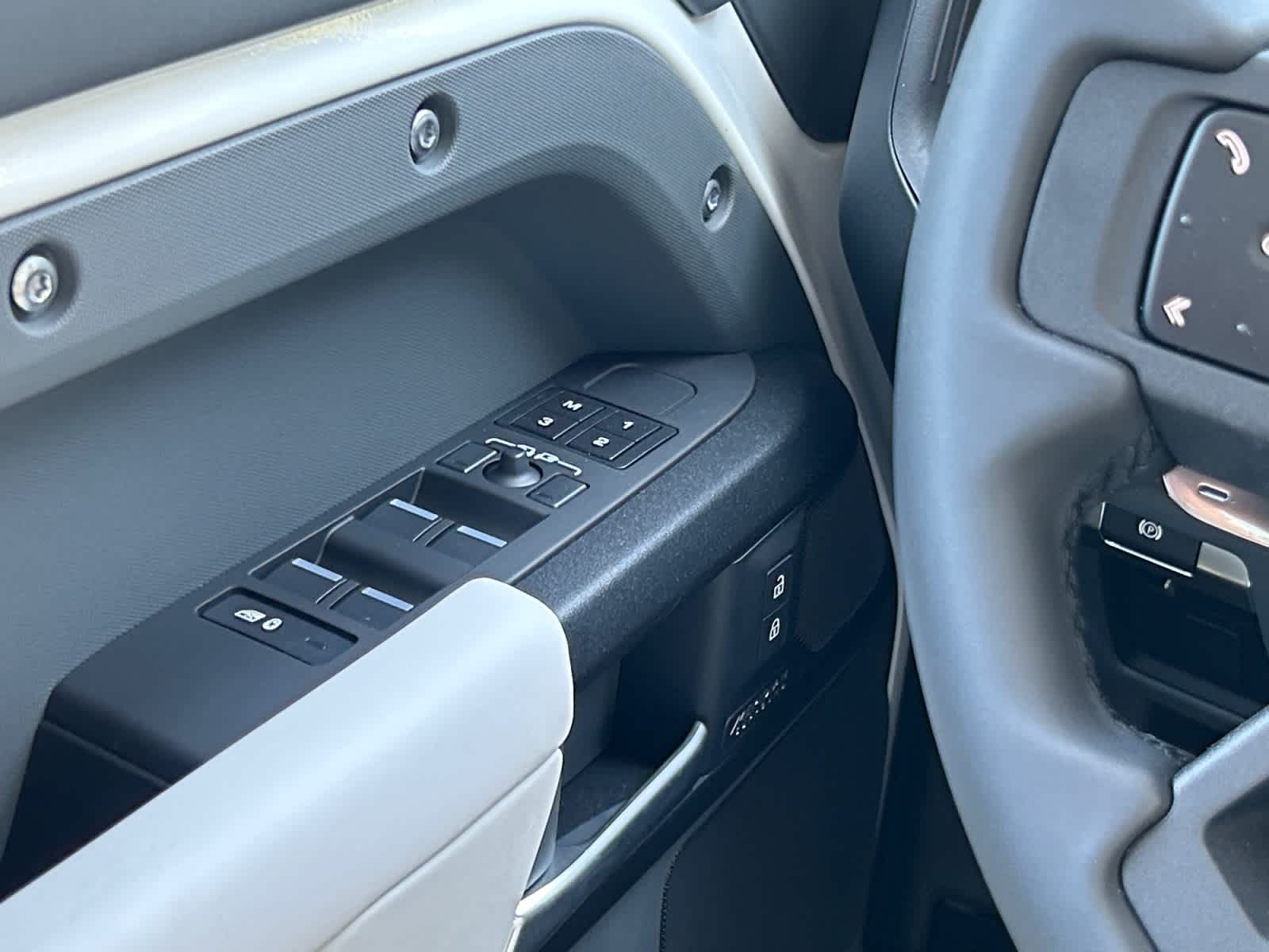 2026 Land Rover Defender V8 - Photo 15