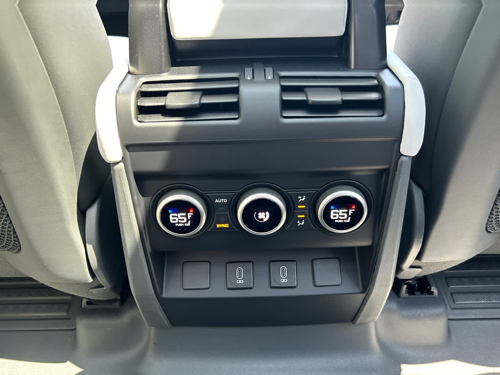 2026 Land Rover Defender V8 - Photo 12