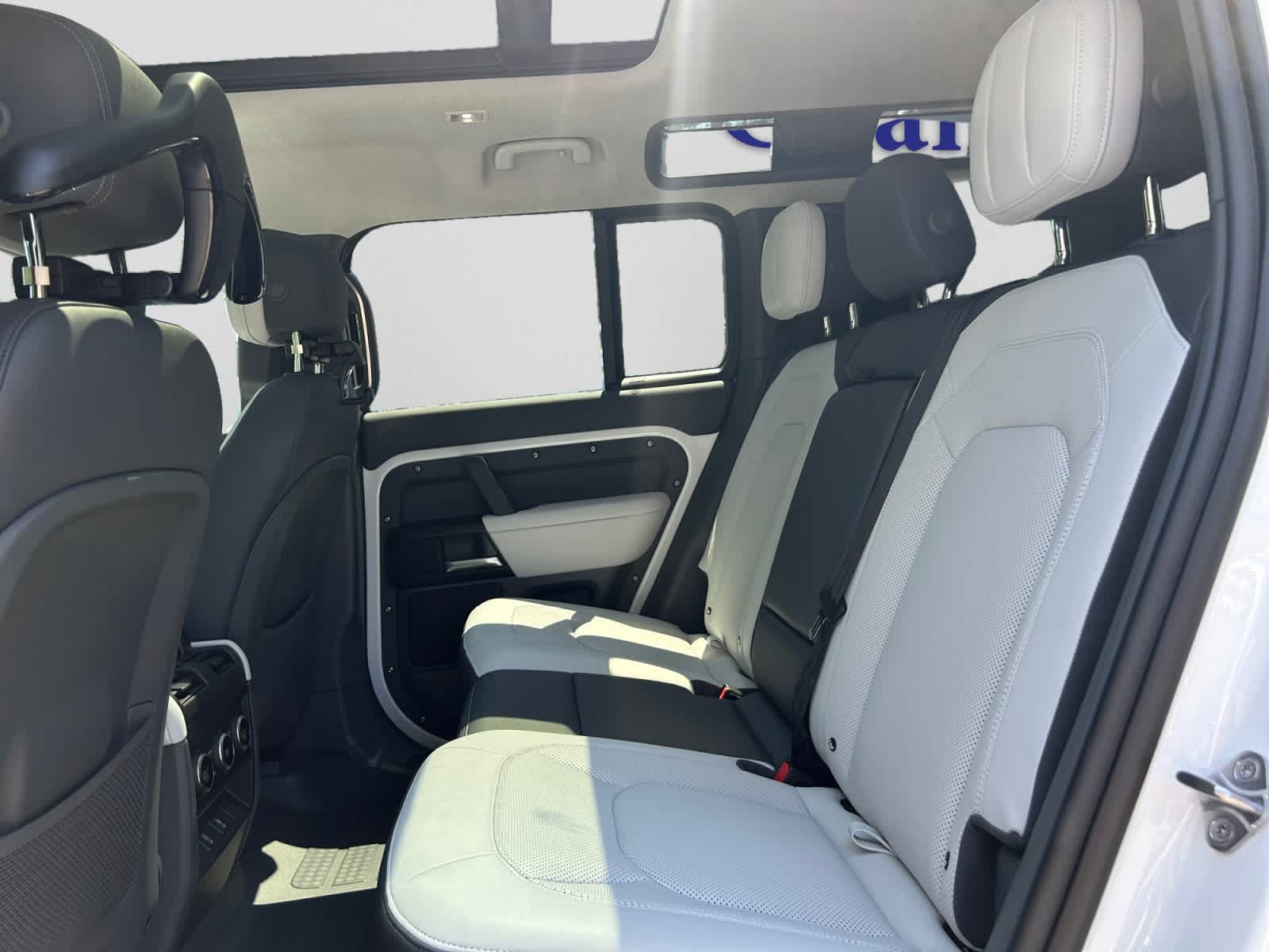 2026 Land Rover Defender V8 - Photo 18