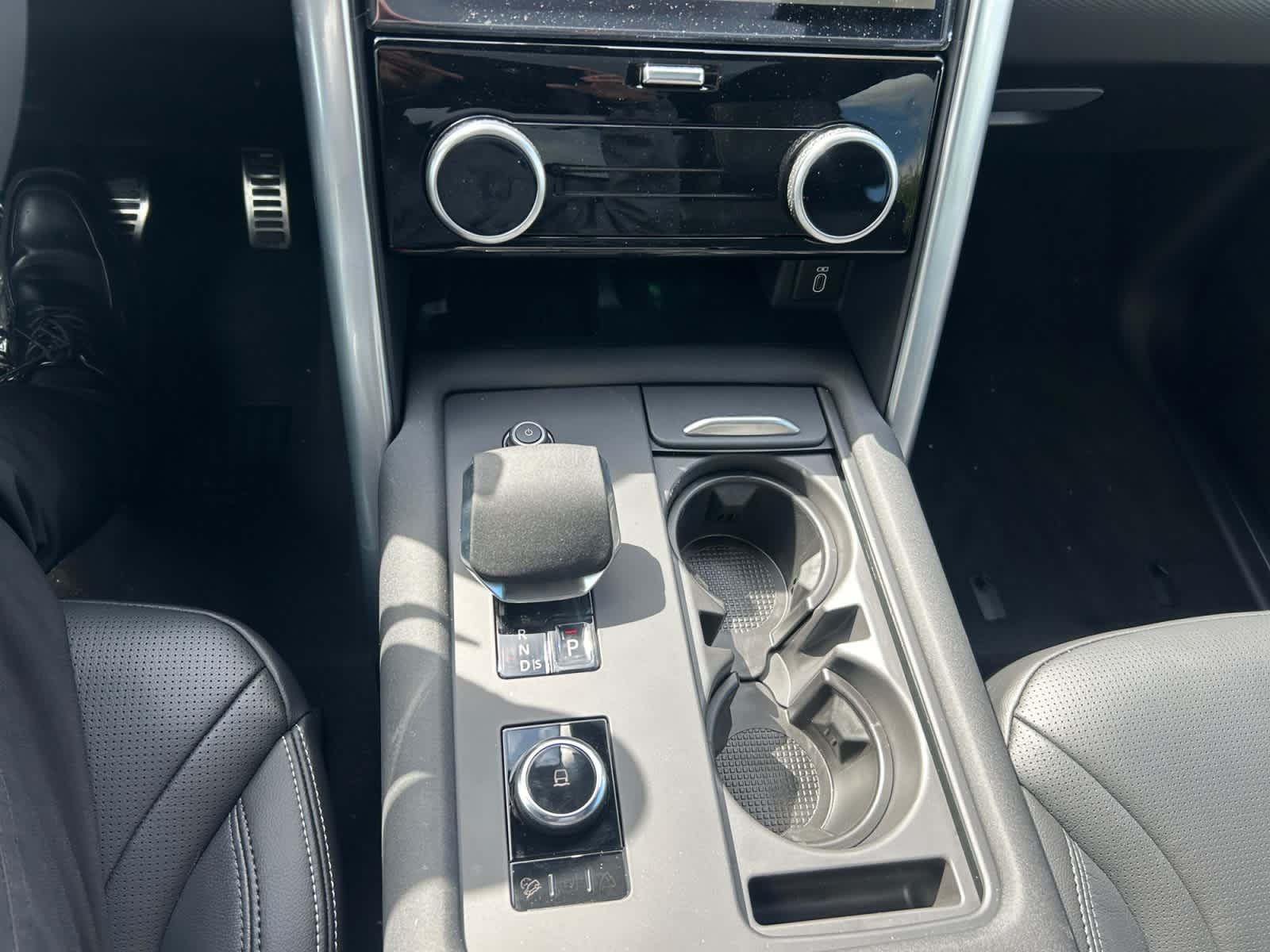 new 2026 Land Rover Discovery car, priced at $79,671