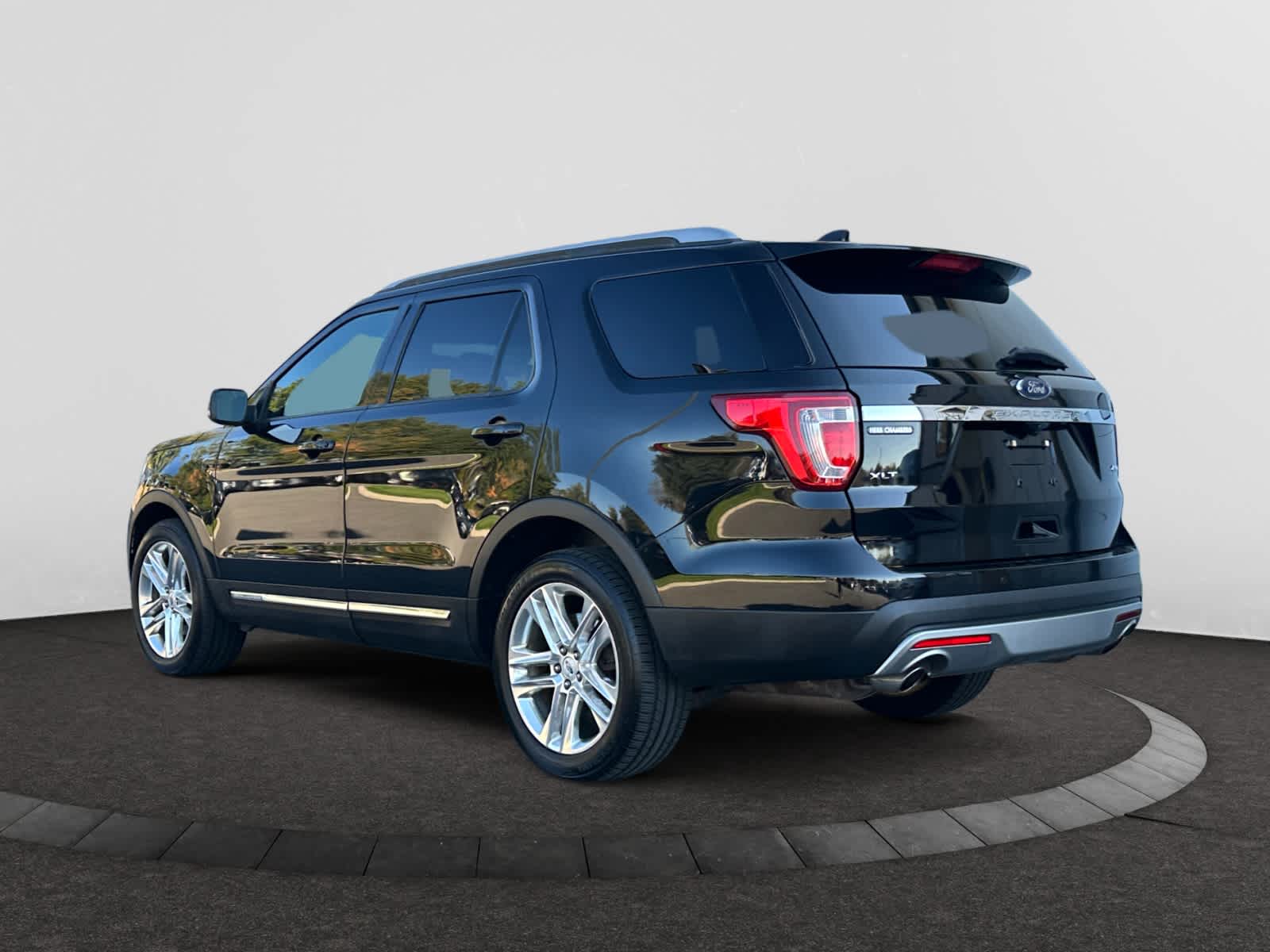 2017 Ford Explorer XLT photo 3