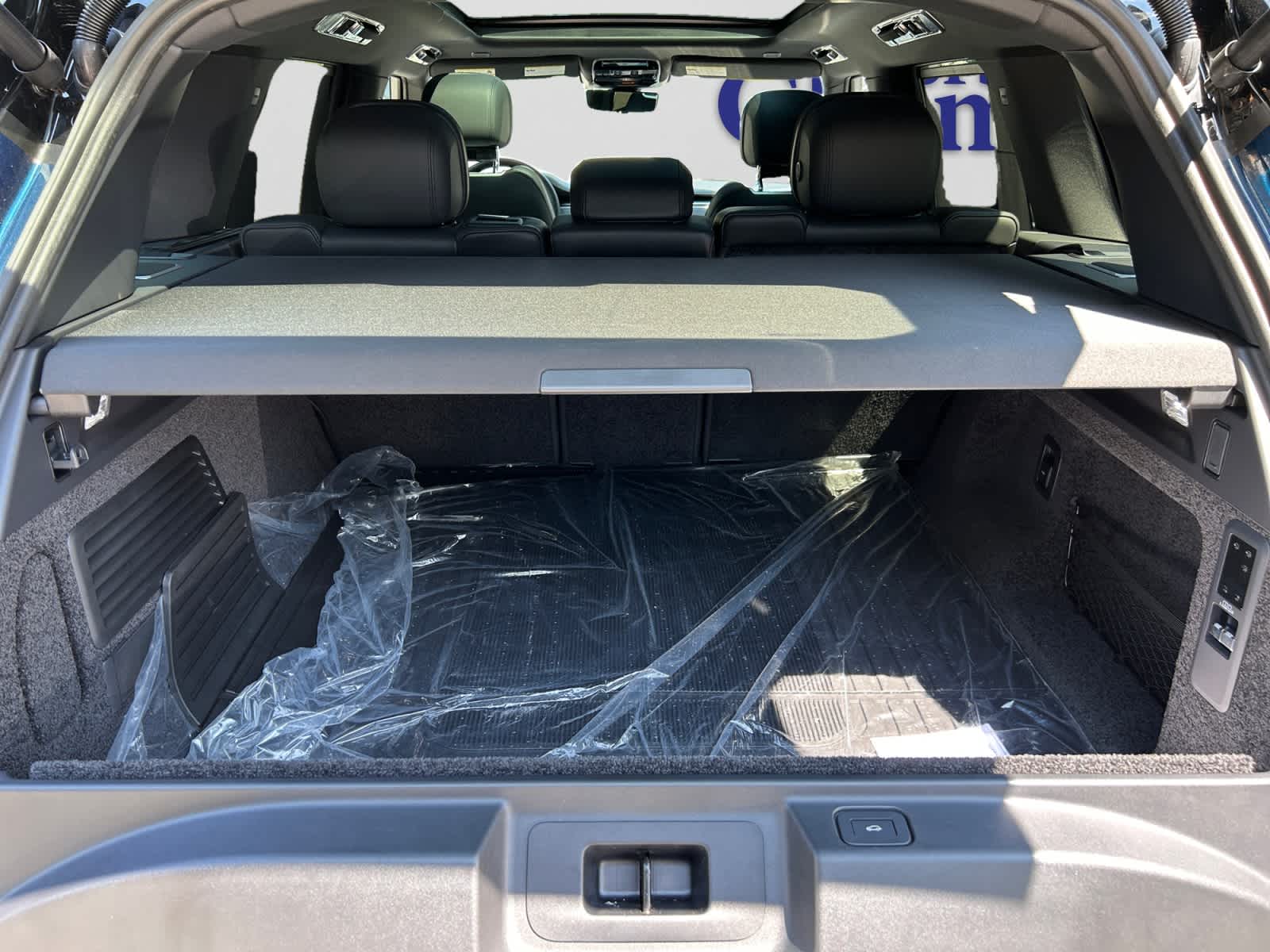 2026 Land Rover Range Rover SE - Photo 8