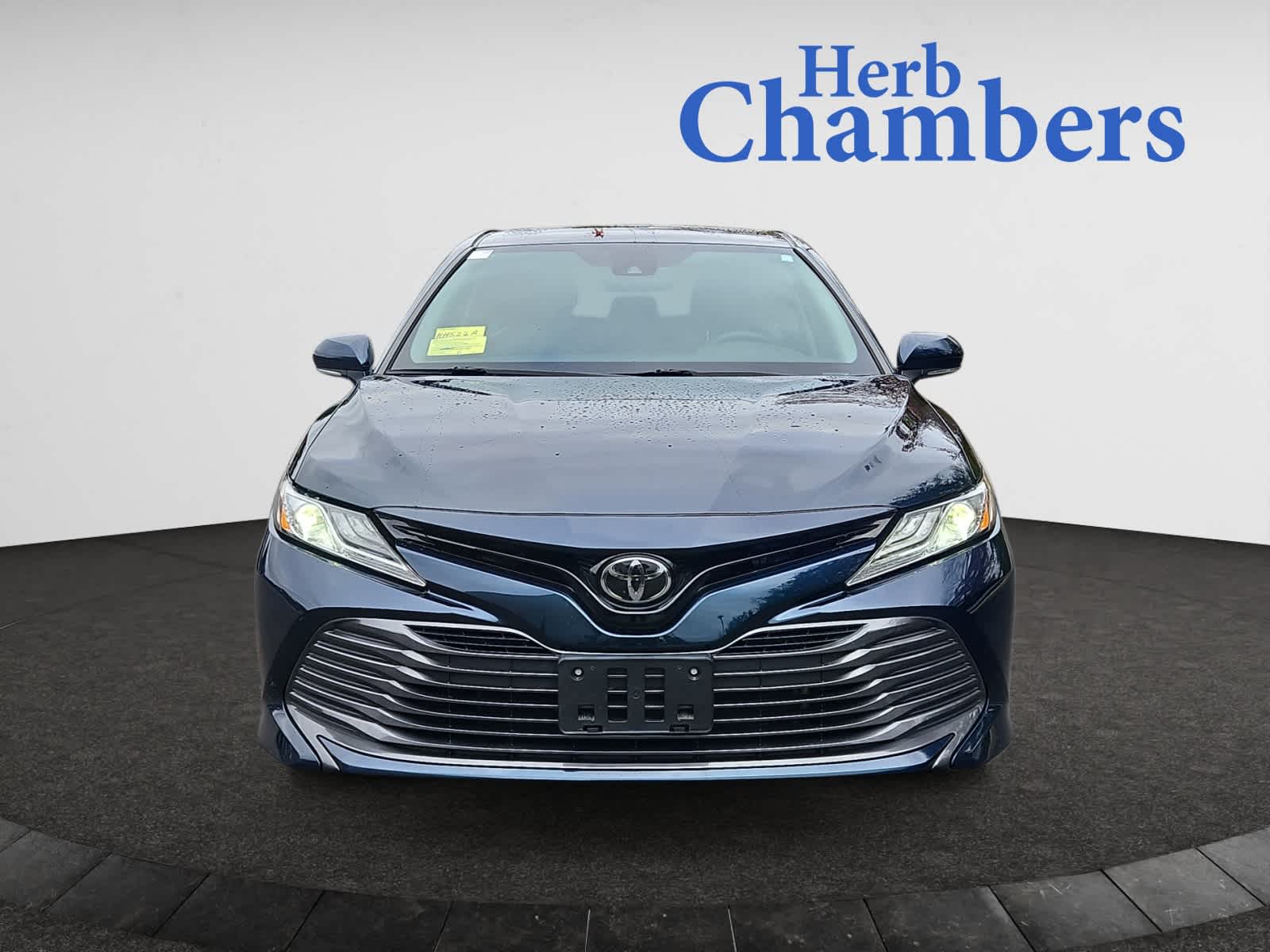 2019 Toyota Camry XLE photo 2