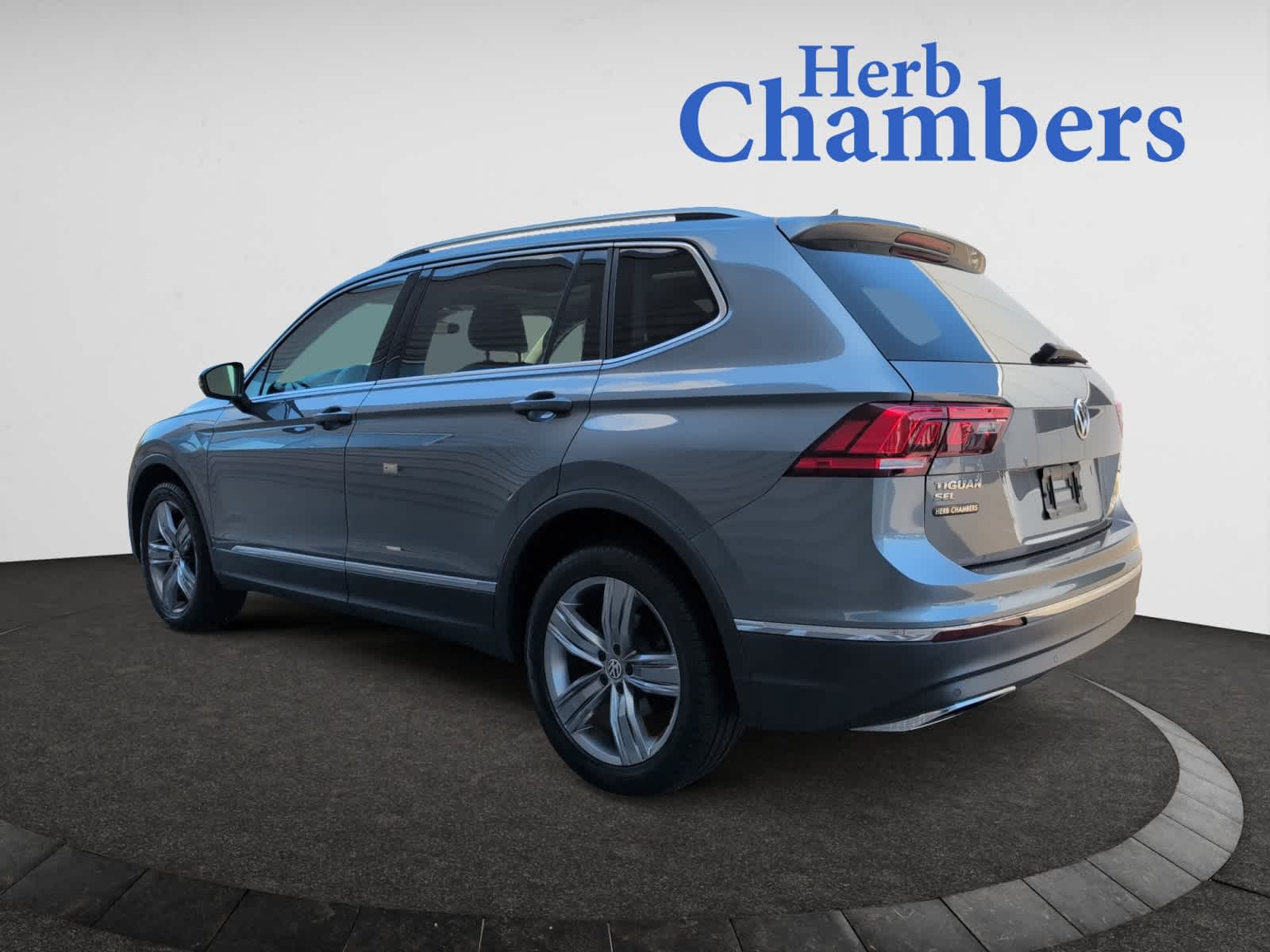 2018 Volkswagen Tiguan SEL Premium photo 3