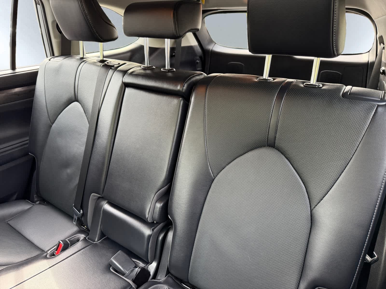 used 2023 Toyota Highlander car, priced at $39,999