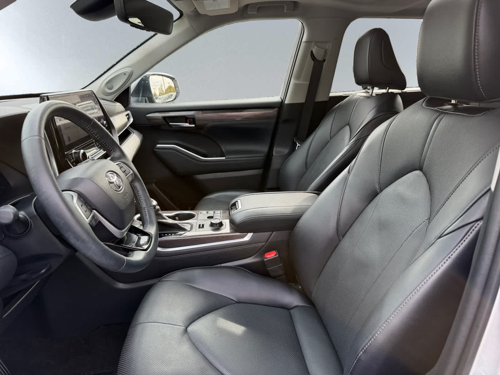 used 2023 Toyota Highlander car, priced at $39,999