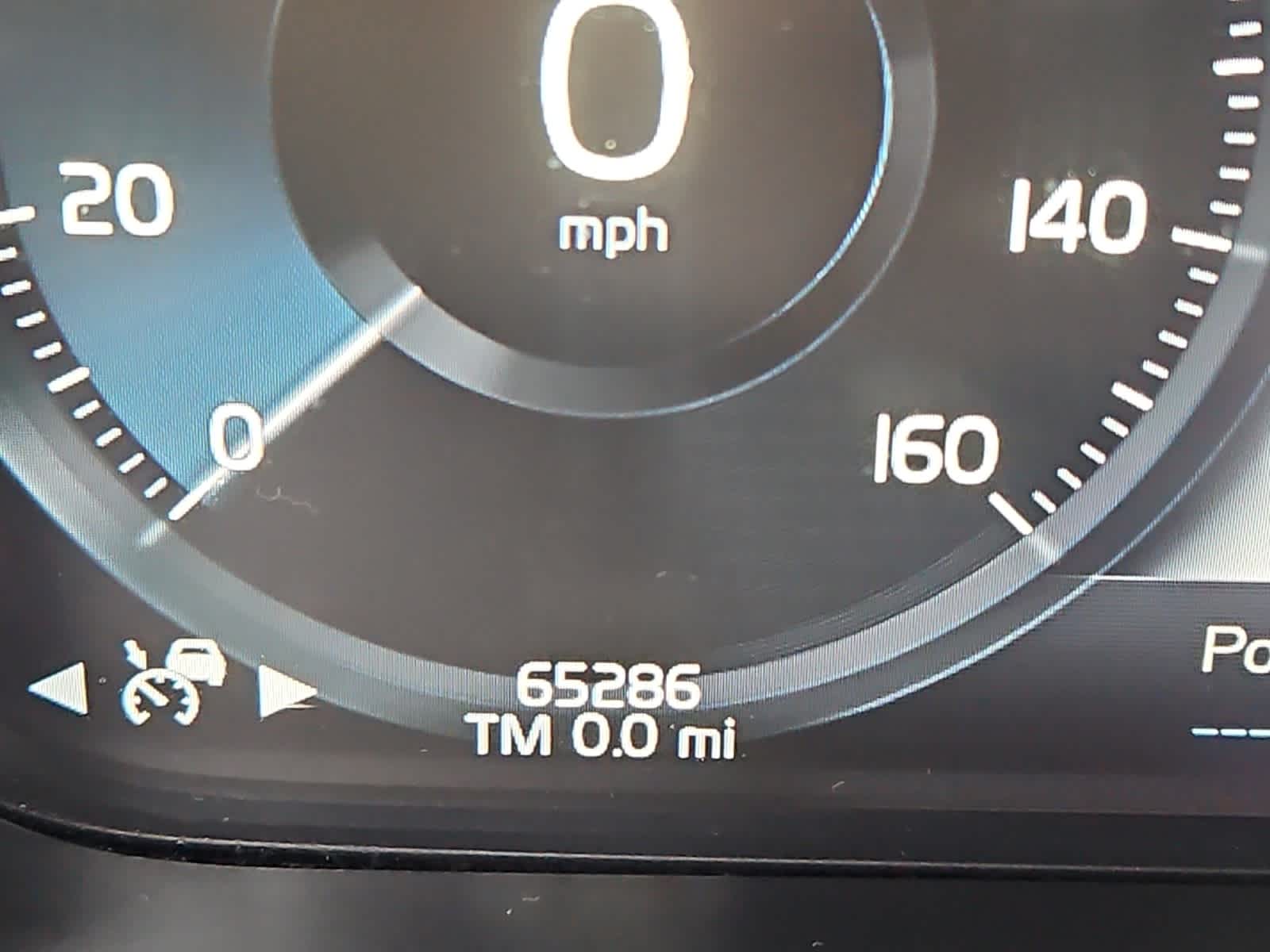 2016 Volvo XC90 T8 Momentum photo 3