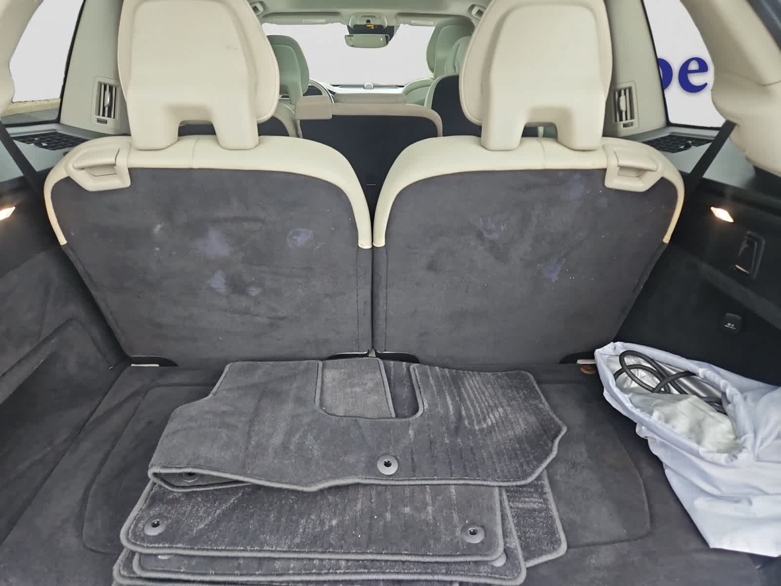 2016 Volvo XC90 T8 Momentum photo 2