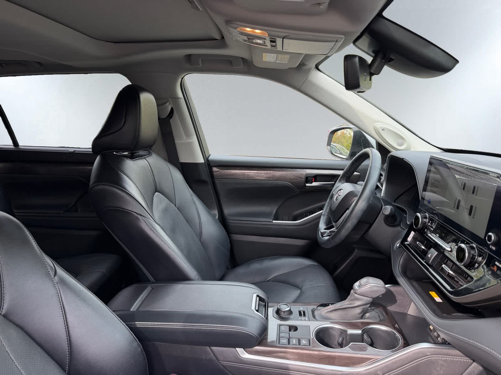 used 2023 Toyota Highlander car, priced at $39,999