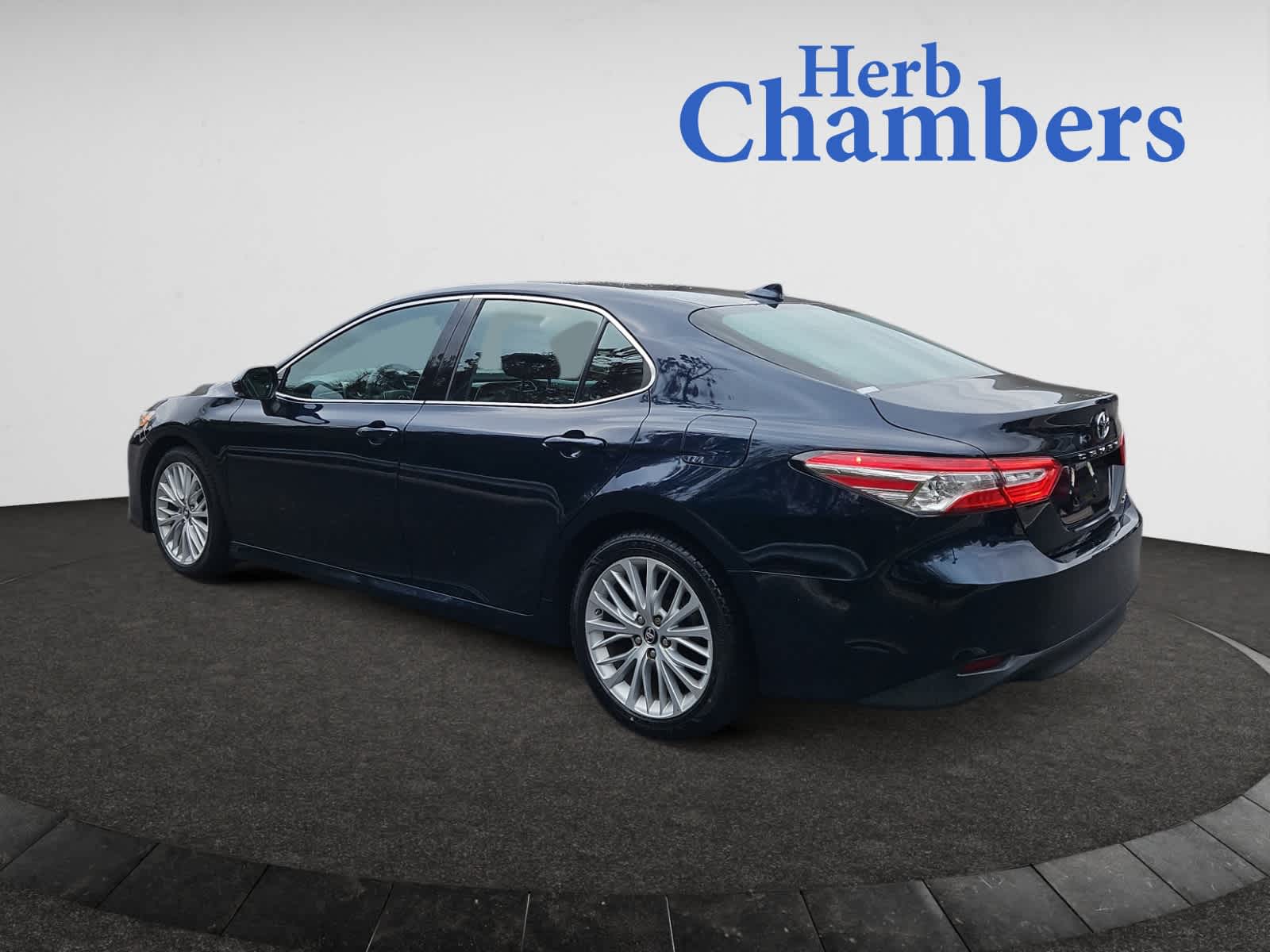 2019 Toyota Camry XLE photo 3