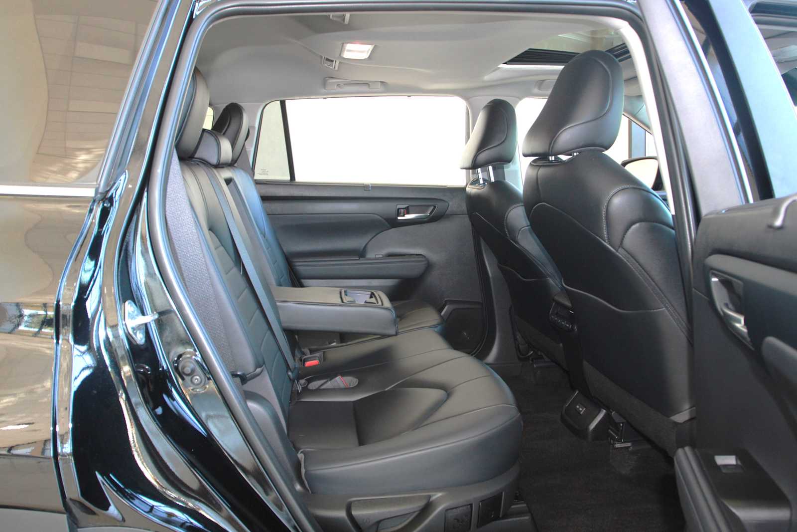 used 2023 Toyota Highlander car, priced at $40,097