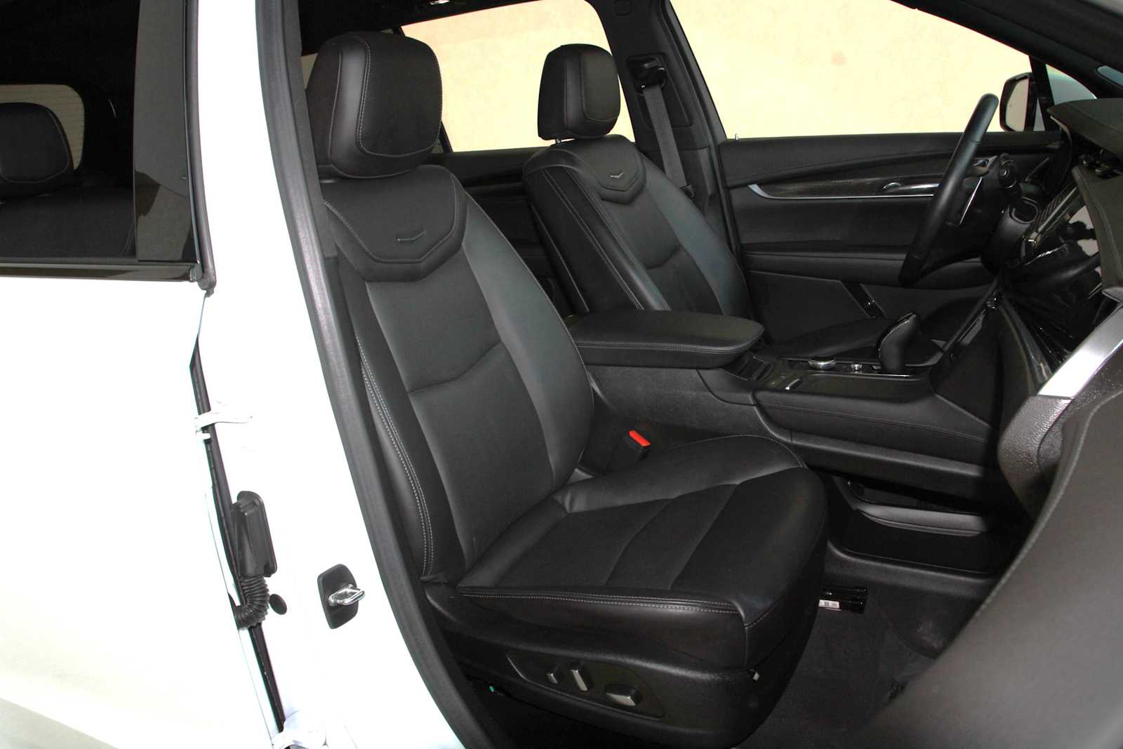 used 2023 Cadillac XT6 car, priced at $40,497