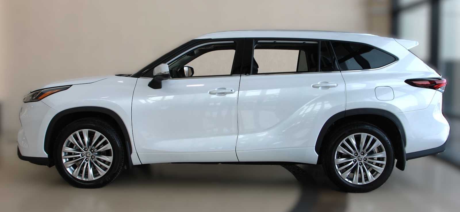 used 2025 Toyota Highlander car, priced at $50,497